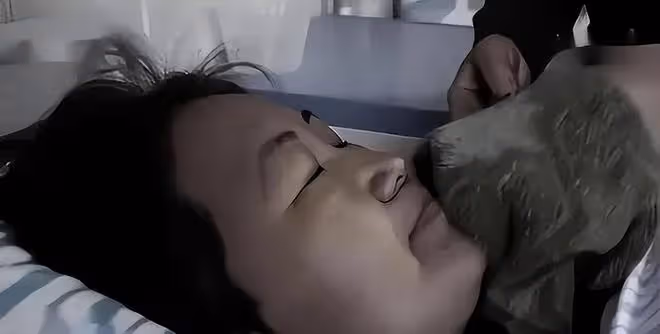 東北姑娘發生意外成植物人，被父母拋棄後，女護工無償照顧17年