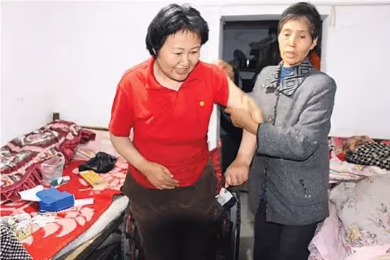 東北姑娘發生意外成植物人，被父母拋棄後，女護工無償照顧17年