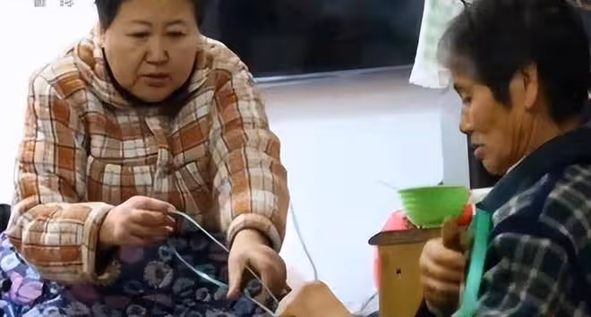 東北姑娘發生意外成植物人,被父母拋棄後,女護工無償照顧17年