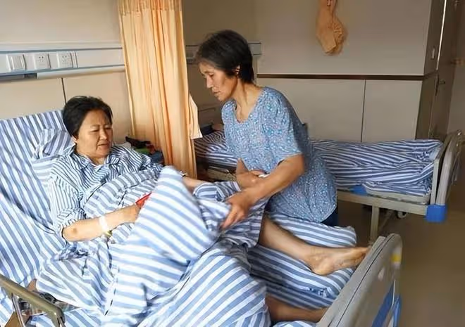 東北姑娘發生意外成植物人,被父母拋棄後,女護工無償照顧17年