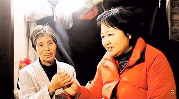 東北姑娘發生意外成植物人,被父母拋棄後,女護工無償照顧17年