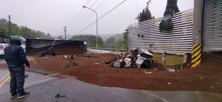 台中砂石車過彎翻覆　轎車成廢鐵「剩一半」！傷亡不明