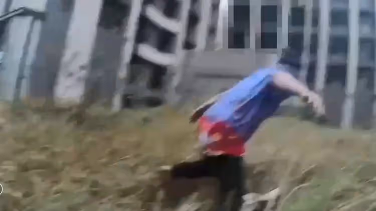 男子竊車偷娃娃機店三地犯案　警員突現身！他跑到掉褲露紅內褲狼狽落網
