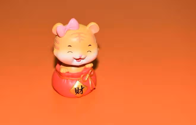 生 肖鼠：你命中注定有房、有車、有存款，你生來就是富貴命！