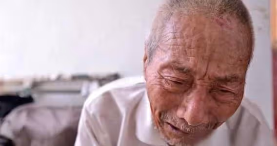 62歲大爺哭訴：後悔晚年找了個年輕保姆做伴，我錯了