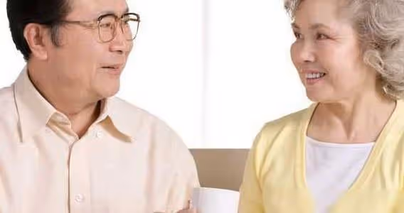 62歲大爺哭訴：後悔晚年找了個年輕保姆做伴，我錯了