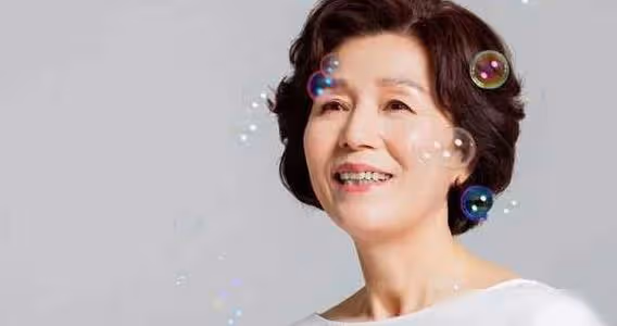 62歲大爺哭訴：後悔晚年找了個年輕保姆做伴，我錯了