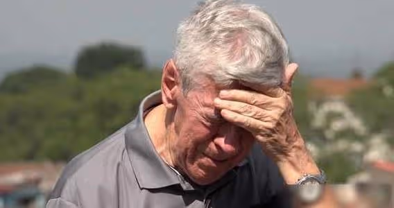 62歲大爺哭訴：後悔晚年找了個年輕保姆做伴，我錯了