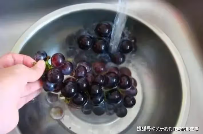 洗葡萄時，有人用麵粉，有人用鹽？教您最正確做法，蟲卵跑光光