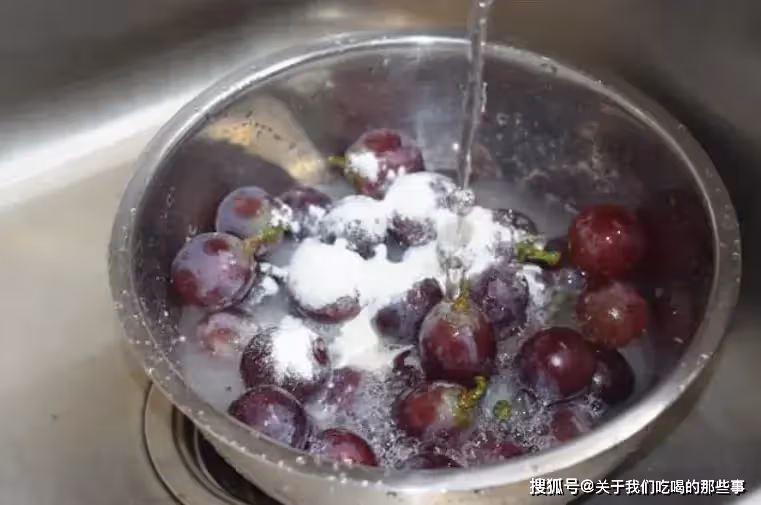 洗葡萄時，有人用麵粉，有人用鹽？教您最正確做法，蟲卵跑光光