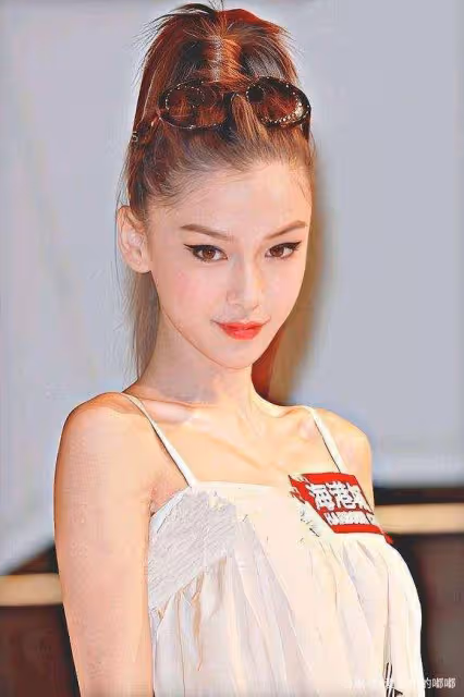 10年前baby日本出道舊照曝光，被男性用酒瓶懟臉，強裝笑意比耶合影
