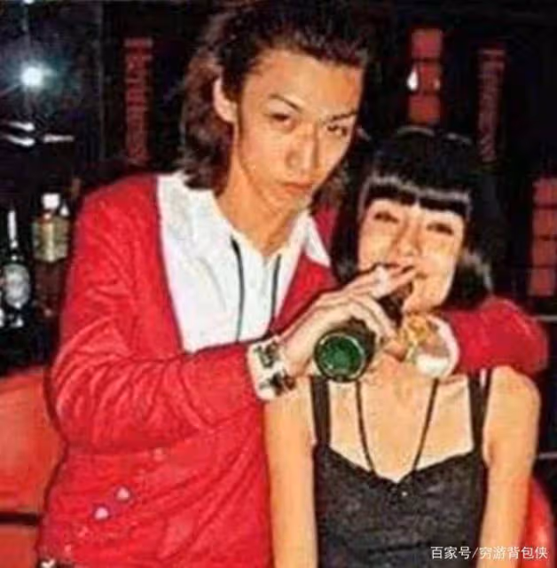 10年前baby日本出道舊照曝光，被男性用酒瓶懟臉，強裝笑意比耶合影