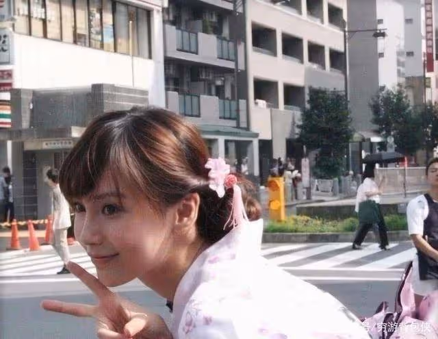 10年前baby日本出道舊照曝光，被男性用酒瓶懟臉，強裝笑意比耶合影