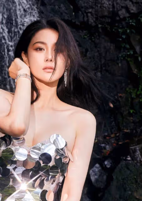 張馨予銀片長裙寫真！她膚白貌美露出事業線性感火辣