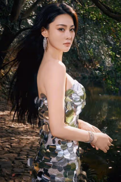 張馨予銀片長裙寫真！她膚白貌美露出事業線性感火辣