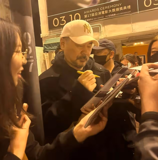 陳建斌夫婦香港路演受追捧,48歲蔣勤勤生圖驚艷,難怪叫「水靈」