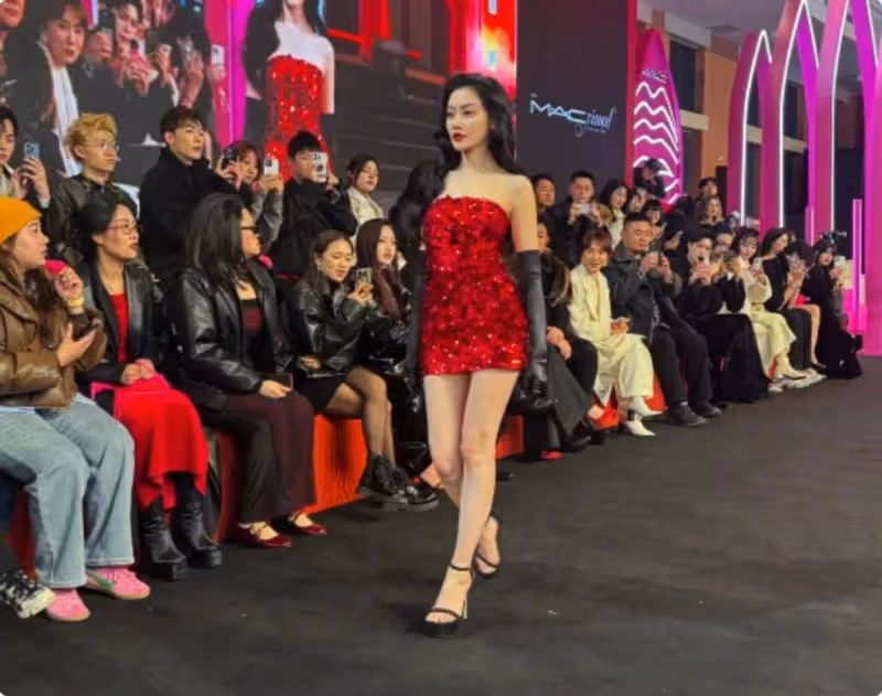 「少女胯」與「模特胯」有何區別?看張天愛趙昭儀站姿,就知道了