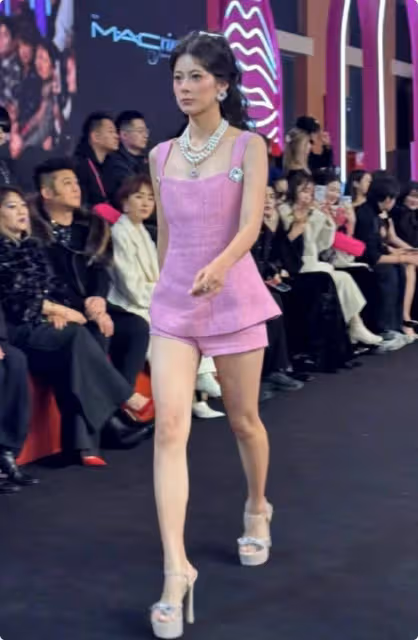 「少女胯」與「模特胯」有何區別?看張天愛趙昭儀站姿,就知道了