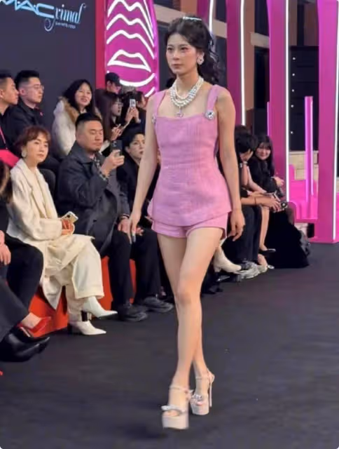 「少女胯」與「模特胯」有何區別?看張天愛趙昭儀站姿,就知道了