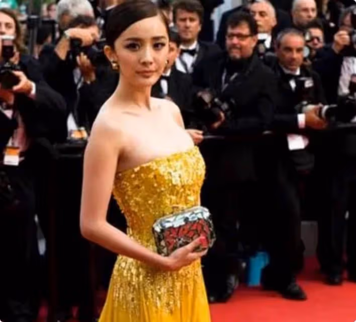 「少女胯」與「模特胯」有何區別?看張天愛趙昭儀站姿,就知道了