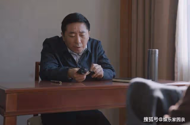 《江河日上》熬鷹式逼供,雖立住了嚴哲人設,卻毀了紀委的形象