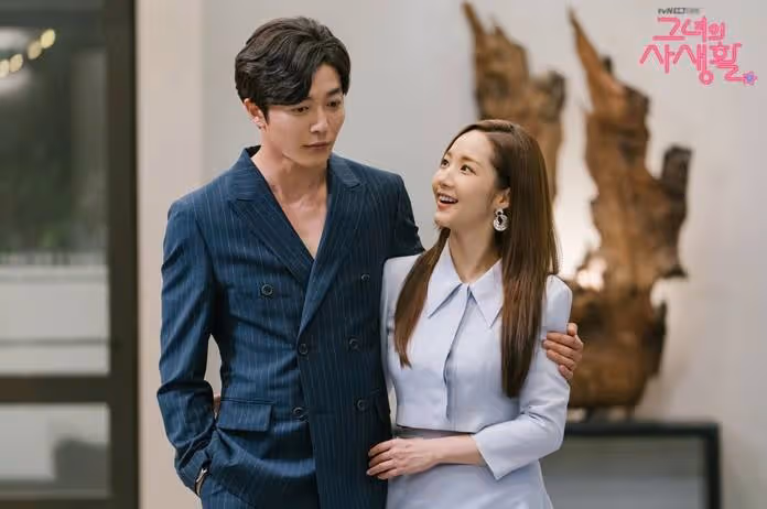 陪婆婆買東西「竟撞見老公和別的女人牽手逛街」! 我太難堪假裝沒看到,結果婆婆發現竟說:「別怕,讓我來!」下秒她向老公走去…. #完全沒料到...