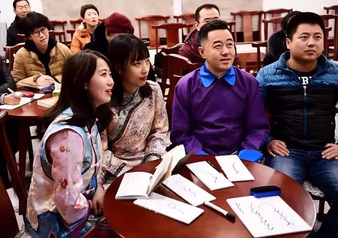 舉辦同學聚會時,明明只邀17人「卻來了18個人」… 班長「一看多出來的人」驚慌不已