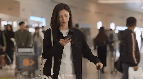 當下不知如何反應!陪婆婆購物「當場抓包老公牽別的女人手逛街」 下秒婆婆上前:「別怕,讓我來!」