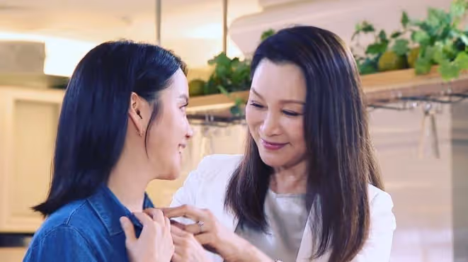 當下不知如何反應!陪婆婆購物「當場抓包老公牽別的女人手逛街」 下秒婆婆上前:「別怕,讓我來!」