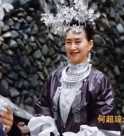 何超瓊貴州做鄉村振興!為當地居民送物資,還親自當模特宣傳非遺