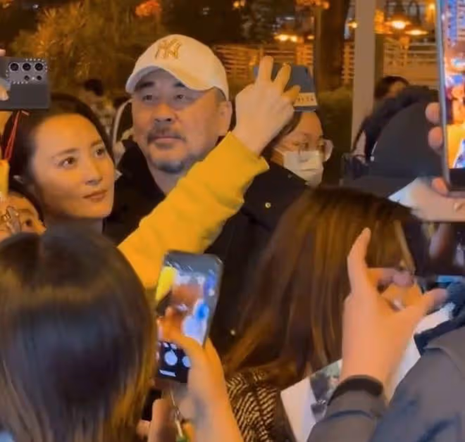陳建斌蔣勤勤現身香港街頭！被香港粉絲圍了起來，跟兩口子拍合影