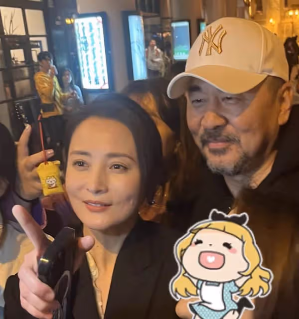 陳建斌蔣勤勤現身香港街頭！被香港粉絲圍了起來，跟兩口子拍合影