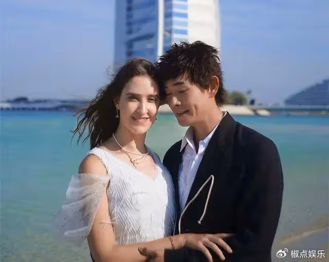 55歲黃品源北京迎娶小24歲洋妻！任賢齊獻唱助興，新娘美艷動人！