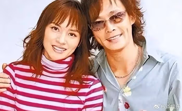 55歲黃品源北京迎娶小24歲洋妻！任賢齊獻唱助興，新娘美艷動人！