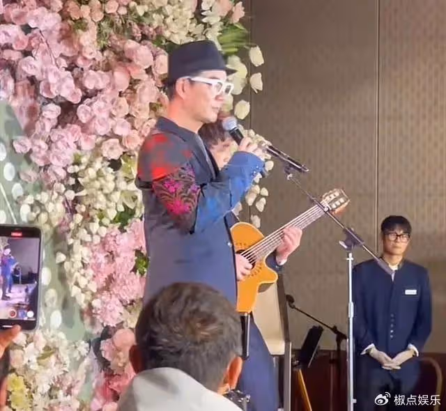 55歲黃品源北京迎娶小24歲洋妻！任賢齊獻唱助興，新娘美艷動人！