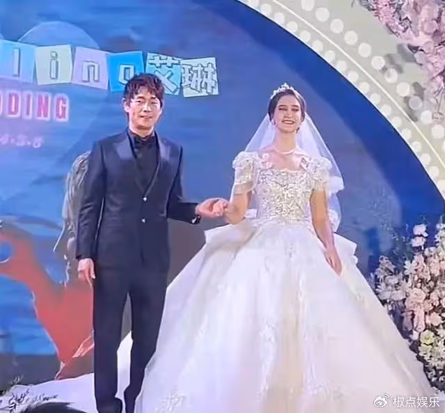 55歲黃品源北京迎娶小24歲洋妻！任賢齊獻唱助興，新娘美艷動人！