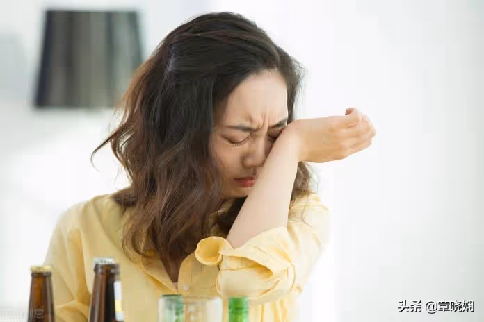 婆家9口和樂融融，婆婆卻欺人太甚，指揮懷孕媳婦「獨自洗碗做飯」，她心寒回娘家訴苦，岳母一招「讓女婿人財兩空」
