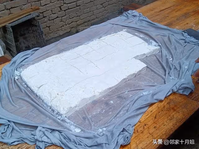我76歲，活成一個笑話！過年天天做3頓飯，全家10個人，沒1人幫忙