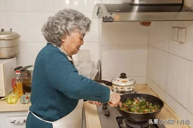 我76歲，活成一個笑話！過年天天做3頓飯，全家10個人，沒1人幫忙