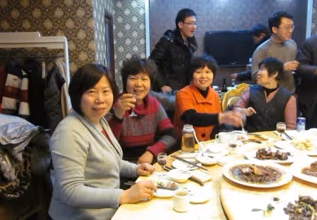 3個小姑過年回家「都看電視嗑瓜子」讓大嫂一人煮8口人飯，菜上桌後「竟還輪番開口嫌棄」！ 她正委屈想回嘴「婆婆搶先開口了」