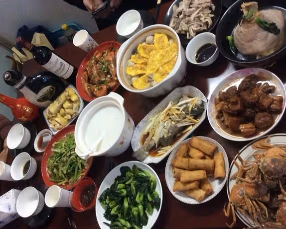 3個小姑過年回家「都看電視嗑瓜子」讓大嫂一人煮8口人飯，菜上桌後「竟還輪番開口嫌棄」！ 她正委屈想回嘴「婆婆搶先開口了」
