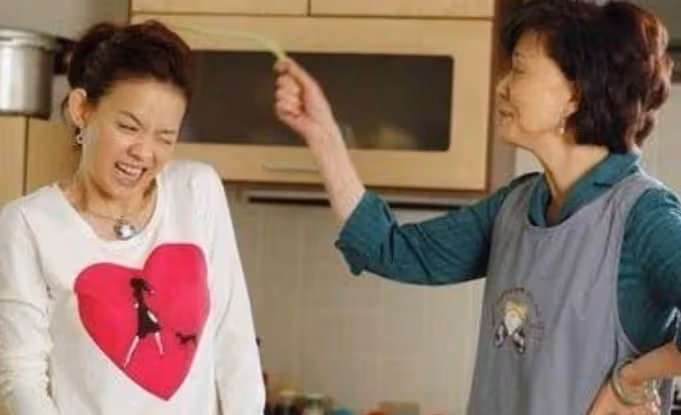 3個小姑過年回家「都看電視嗑瓜子」讓大嫂一人煮8口人飯，菜上桌後「竟還輪番開口嫌棄」！ 她正委屈想回嘴「婆婆搶先開口了」