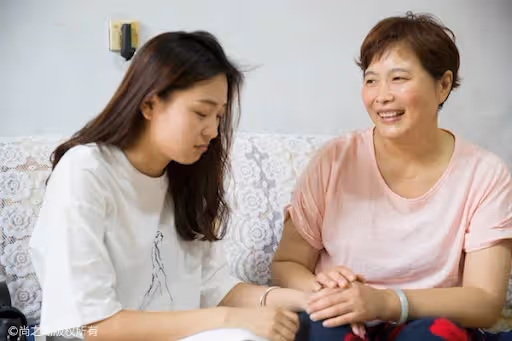 3個小姑過年回家「都看電視嗑瓜子」讓大嫂一人煮8口人飯，菜上桌後「竟還輪番開口嫌棄」！ 她正委屈想回嘴「婆婆搶先開口了」