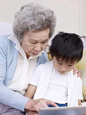 去兒子家幫帶孫，房子太小「只能睡客廳沙發」，連續3天「窗戶半夜被打開」睡到被冷醒！有天去買菜「聽到鄰居對話」她恍然大悟