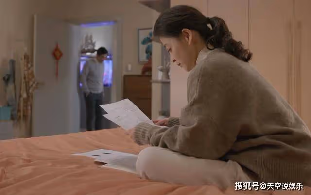 《江河日上》與妻子共睡一張床，鄭寒江的手部細節，暴露人品了