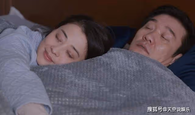 《江河日上》與妻子共睡一張床，鄭寒江的手部細節，暴露人品了