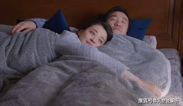 《江河日上》與妻子共睡一張床,鄭寒江的手部細節,暴露人品了