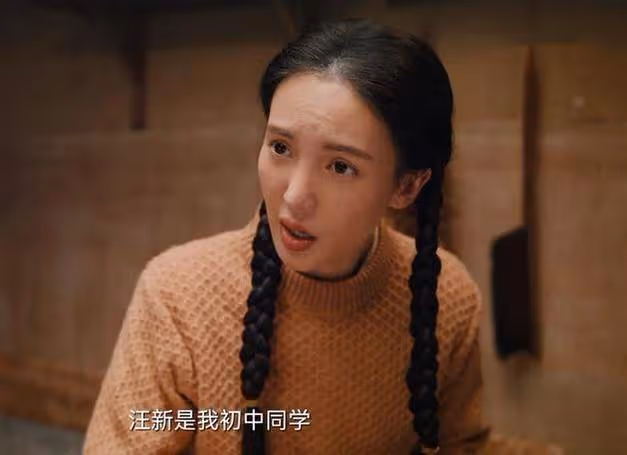 網友國外偶遇金晨，路人鏡頭下的女明星好美，這弔帶也就她敢穿