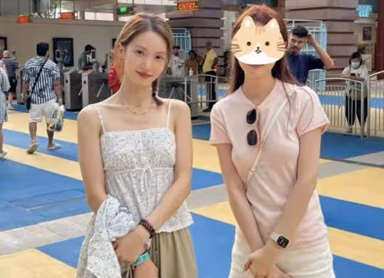 網友國外偶遇金晨，路人鏡頭下的女明星好美，這弔帶也就她敢穿