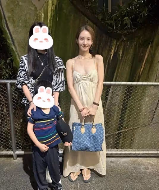 網友國外偶遇金晨，路人鏡頭下的女明星好美，這弔帶也就她敢穿